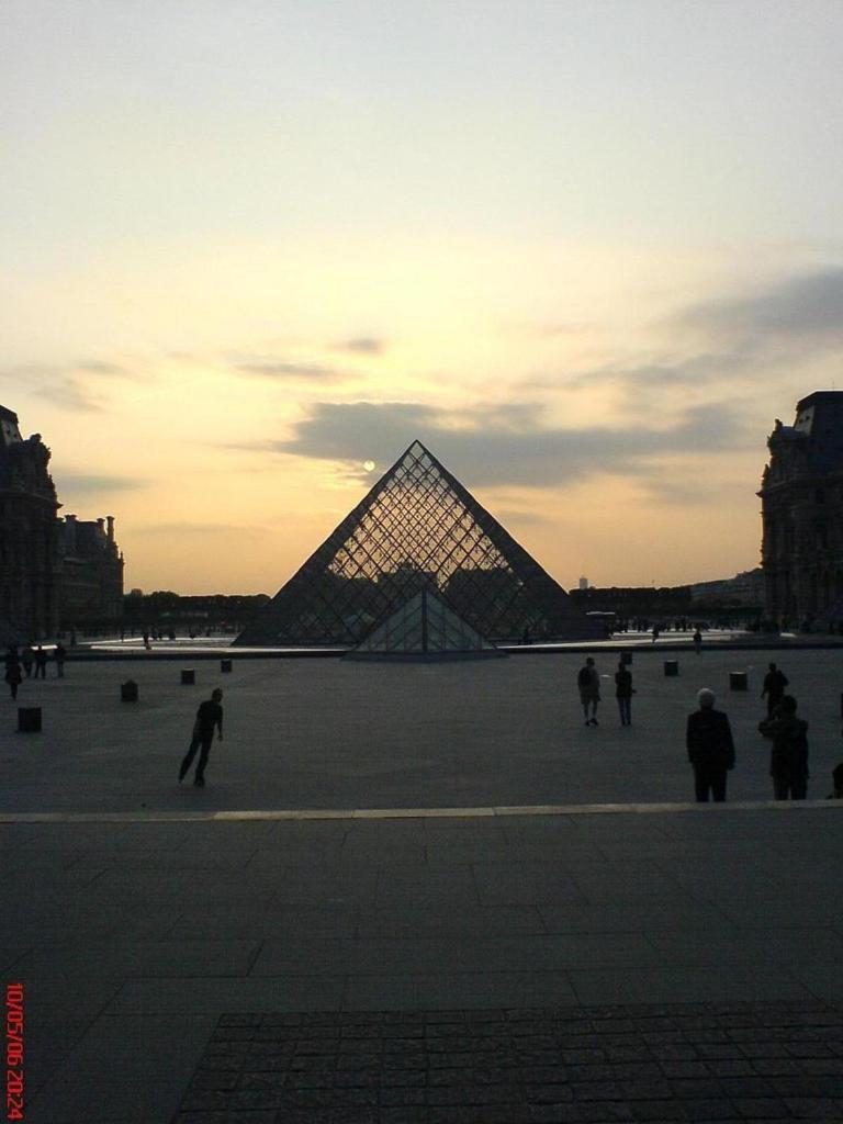 Lovely In Heart Of 10 Min Walk To Louvre Parijs